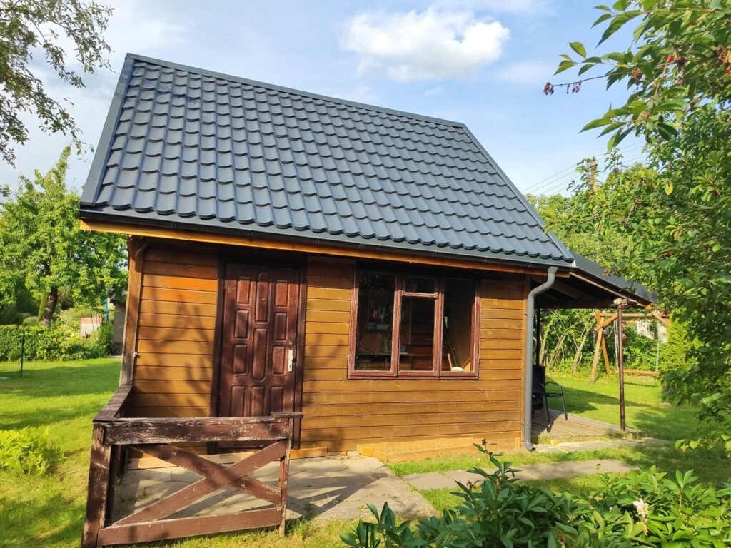 Profesionalų atliekama stogo renovacija Kaune - meistras tvirtina naują dangą
